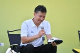 Bật mí đôi giày được danh thủ Hồng Sơn chọn để đối đầu dàn huyền thoại Puyol, Xavi