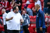 Nguy cơ mất vé dự Champions League, ông chủ CLB Ngoại hạng Anh lao xuống sân chất vấn HLV