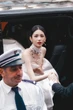 Mỹ nhân đẹp chấn động thế gian náo loạn thảm đỏ Cannes, bước xuống cầu thang cũng đẹp như cổ tích thần tiên