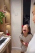 Khoảnh khắc Hồ Ngọc Hà đàn cho con hát khiến dân mạng “tan chảy”, ái nữ lớn lên khéo còn hot hơn mẹ!