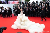"Muối mặt" nhất Cannes ngày 1: Sao nữ 9X Trung Quốc mặc "phá luật" liên tục bị đuổi khỏi thảm đỏ!