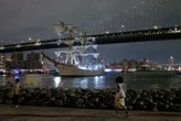 Tàu chở 277 người đâm thẳng vào cầu Brooklyn ở Mỹ, hàng chục người thương vong