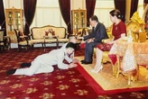 Vua và Hoàng hậu Thái Lan lần đầu tiên ban phúc cho lễ cưới đồng giới tại hoàng cung