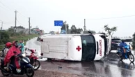 Nhiều người bị thương sau vụ xe cứu thương quay vòng, lật nghiêng khi va với ô tô con