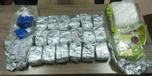 Đặt mua khăn ướt, người phụ nữ mở gói hàng ra kiểm tra thì sốc nặng