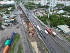 TP.HCM: Giàn cẩu công trình rơi trúng 2 xe ở nút giao Mỹ Thủy, tài xế hoảng loạn
