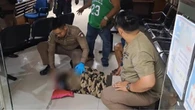 Đang đứng ở đồn cảnh sát, cô gái đột nhiên ngã lăn ra bất tỉnh, bạn trai chạy tới chứng kiến cảnh ám ảnh