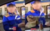 Clip nhân viên cây xăng phải tự mở nắp bình cho khách gây tranh cãi: "Mất tiền mua xăng, sao phải nhờ hả chị?"