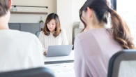Số lượng công việc không cần kinh nghiệm giảm, 50% Gen Z coi đại học là ‘lãng phí tiền bạc’, lo ngại về tương lai