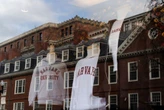 Lo lắng, hồi hộp và run sợ: Sinh viên quốc tế tại Harvard đang hoang mang vì khả năng lâm vào cảnh "đứt gánh giữa đường"