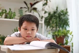 Hình ảnh quảng cáo khoá học tiếng Anh đang gây tranh cãi gay gắt: Sao lại đánh đồng việc học của con bằng sự hy sinh?