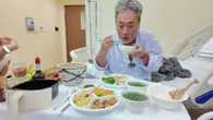 Đạo diễn Nguyễn Quang Dũng nhập viện vì nhồi máu cơ tim, bạn gái chăm tận tình