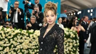 "Bãi chiến trường" dưới video Met Gala của Lisa: Tiếng Anh của em út BLACKPINK có thật sự "lên trình"?