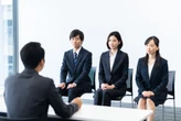 "Cái gì lúc thì ngắn, lúc thì dài, lúc thì to, lúc thì nhỏ?" - Nữ ứng viên đáp gọn hai từ khiến nhà tuyển dụng gật gù nể phục
