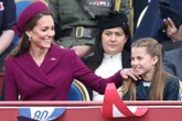 Khoảnh khắc ngọt ngào giữa Vương phi Kate và Công chúa Charlotte trên ban công Cung điện Buckingham khiến fan tan chảy