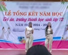 Gần 8 triệu lượt xem và tranh luận về màn nhảy nhạc TikTok lắc hông của 2 nữ sinh trong lễ bế giảng