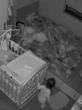 Bé gái 1 tuổi đi tìm mẹ giữa đêm, clip ghi lại cảnh tượng không thể ngờ sau đó khiến hàng triệu người nghẹn lại