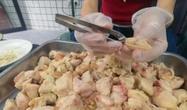 Chủ quán ăn kiếm 700 triệu/tháng nhờ livestream nhổ lông phao câu gà