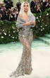 Mặt trái của sự kiện tôn vinh cái đẹp Met Gala: Khi thời trang thăng hoa còn thân thể "gào thét"!