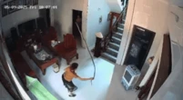 Hành động lạ của người phụ nữ trong phòng khách, nhìn thứ cầm trên tay khiến nhiều người bủn rủn