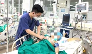 Cứu bé gái 7 tuổi chơi bóng đá bị gỗ mục đâm vào chân dẫn đến mắc uốn ván