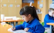 Phụ huynh TP.HCM tranh cãi: "Thu nhập 100 triệu/tháng mà cho học quốc tế là đua đòi, thiếu kiến thức quản lý tài chính"