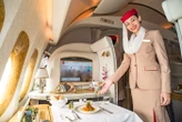 Xuất hiện một nghề "out trình" với mức lương 75 triệu/tháng: Được đi khắp nơi, bao cả ăn ở và đặc biệt không cần học đại học!