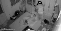 Vị khách lạ lẻn vào phòng lúc 3 giờ sáng, đang lúi húi làm một việc thì gia chủ thức giấc "bắt tại trận": 3 giây đối mặt khiến tất cả đứng hình!