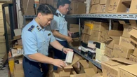 Phát hiện kho chứa hàng nghìn chai nước hoa nghi giả mạo "hàng hiệu" giữa phố cổ Hà Nội