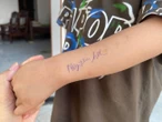 Tôi ám ảnh vì dòng chữ nhắc "Nộp tiền học" được viết trên tay đứa trẻ: Thay vì tiện lợi, xin hãy chọn lòng tôn trọng!