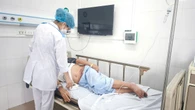Tưởng mình bị bệnh "giời leo" nên áp dụng mẹo dân gian, bệnh nhân bị biến chứng nặng