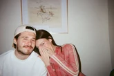Con trai và con dâu của Beckham không đếm xỉa đến nỗi đau gia đình, quẩy tưng bừng cùng nhà vợ và dàn sao Hollywood