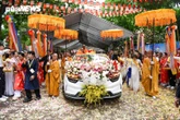 Hàng vạn người dân, phật tử đội mưa đến chùa Phúc Sơn chiêm bái xá lợi Phật