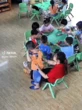 Hai cô trò ôm nhau tình cảm trong lớp mầm non, nhưng chỉ 1 giây sau "thảm họa" bất ngờ ập đến