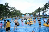 Hà Nội nắng nóng 34 độ C, hàng nghìn người đến công viên nước giải nhiệt trong ngày nghỉ lễ
