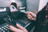 Rút tiền tại cây ATM phải chú ý 3 điểm này, kẻo mất tiền oan