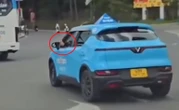 Đà Lạt: Tài xế taxi vừa lái xe, vừa gác chân lên cửa sổ