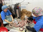 Rùng mình cảnh tượng bên trong cơ sở chế biến lòng dồi: Thực phẩm sống - chín để lẫn, nguyên liệu không rõ nguồn gốc