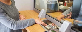 Mang 35 tỷ đồng tiền đền bù đất đi gửi ngân hàng, sáng hôm sau số dư chỉ còn 0 đồng, ngân hàng tuyên bố: "Chúng tôi giúp anh trả nợ đấy!"