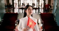 Một ca sĩ Việt bỗng trở thành tâm điểm tranh cãi: Lớp 11 đã một mình lên thành phố học trường Nhạc viện