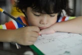 Chuyên gia nói thẳng: Cha mẹ cứ vô tư làm 5 điều này, người "gánh nghiệp" sẽ là con