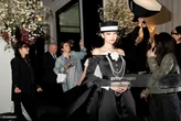 Jennie "tuyệt đối điện ảnh" tại Met Gala: Hết bị chê bai lạc chủ đề, sang chảnh kiêu kỳ hết nấc nhưng bất ngờ bị Gigi Hadid "dìm"