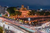 Hàng nghìn người dân, phật tử đổ về chùa Pháp Hoa thả hoa đăng mừng lễ Phật đản