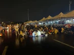 Fan đội mưa xuyên đêm "cắm chốt" trước 1 ngày diễn ra concert Anh Trai Say Hi D-6 tại Hà Nội, netizen thảo luận trái chiều