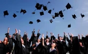 Thần đồng nhà khá giả, đỗ đại học top đầu nhưng sống lang thang, ngủ dưới gầm cầu 14 năm: Nguyên nhân ai nghe cũng "lặng người"