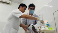 Người đàn ông 37 tuổi thoát chết thần kỳ sau khi bị điện giật, tay phải cháy đen