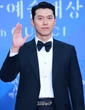 Không ai ngờ Hyun Bin trên thảm đỏ và ở nhà lại khác xa đến vậy
