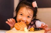 4 dấu hiệu cho thấy bố mẹ đang nuôi dạy con cái quá ngây thơ: Khi trưởng thành, bước vào xã hội, con dễ bị lừa gạt