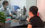 Khách gửi tiết kiệm 1,1 tỷ đồng với mức lãi 288 triệu/năm, 6 tháng sau phát hiện tiền được dùng mua bảo hiểm, còn được thông báo: “Rút trước hạn sẽ bị phạt 65 triệu”