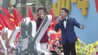 Nam nghệ sĩ là biểu tượng của nhạc Việt, nửa cuộc đời “truyền lửa” cho thế hệ trẻ, cất giọng mở màn tại đại lễ 30/4 khiến ai nấy nổi da gà!